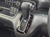 手に馴染むシフトノブで扱いやすく、快適な運転を支えます。