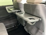 前席背面には格納式のテーブルも装備。食事やスマホ・タブレットでの動画視聴など様々な用途で活躍します。サイドにはちょっとした荷物がかけれる便利なコンビニフック付きです。
