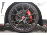 純正のアルミホイールが足元を飾ります!サイズは245/30R20になります!