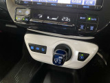 オートエアコンで車内はいつでも快適!また、シフトレバーはエレクトロシフトマチックで、スイッチ感覚で操作することが出来ます!