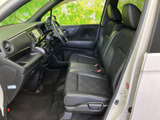 シンプルで使いやすい内装が、日常の運転を快適にサポート。お好みのポジションに調整し、快適なドライブを楽しみましょう。