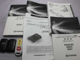 取説・メンテナンスノート・スマートキー・リフトアップシートリモコンの4点セットです。