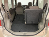 リヤシートを片側倒すと長いお荷物の収納も可能です。
