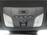 DCM(専用通信機)を使用し、クルマとトヨタスマートセンターが通信で繋がることで、毎日のカーライフをサポートします。なお無償でのご利用期間は限定されています。詳細は販売店スタッフまでおたずねください。