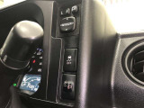 電格式ドアミラースイッチです。運転席に座ったままでも、ミラーの角度調整や格納が行えます。