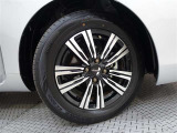社外ホイールを装着しております☆やはりおしゃれは足元からですね♪タイヤサイズは185/65R15となっております♪