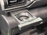 プッシュ式オートオープンカップホルダーが助手席にも装備