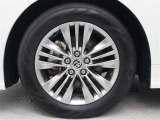 純正アルミホイールは精度が高く、走行の安定性が優れています。タイヤサイズ225/60R18