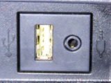 USB端子とAUX端子を装備しております。