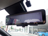 スマートルームミラーがリヤカメラで車両後方の映像ルームミラー表示しをクリアな後方視界を確保してくれます。