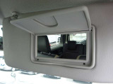 【運転席バニティミラー】ちょっとしたお化粧直しや身だしなみチェックの時に便利♪ 女性には特に嬉しい装備♪
