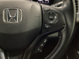 【クルーズコントロール】設定した速度を自動で維持し、ドライバーの運転負荷を軽減する支援機能です。長距離走行時の疲労を抑えるだけでなく、速度の安定による燃費向上も期待できます。