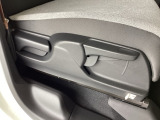 手動のレバーを使って、シートの高さや背もたれの角度を変えることができます。