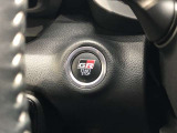 エンジンスタートスイッチです。キーが車内にあれば、エンジンの始動や停止はスイッチを押すだけ!キーを取り出す手間を省き、ワンプッシュで操作できるので簡単でスムーズです。