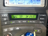 【オートエアコン】一度お好みの温度に設定すれば、車内の温度を検知し風量や温度を自動で調整。暑い&hellip;寒い&hellip;と何度もスイッチ操作をする必要はありません。快適な車内空間には必須の機能ですね♪