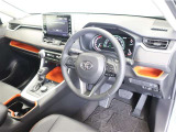 高いホールド性で運転姿勢が安定します。長距離ドライブでも疲れにくいのが魅力です。快適なドライビングライフをお送りください♪