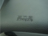 ◆助手席エアバッグ◆SRSエアバッグは、シートベルトだけでは防ぎきれない衝突時の衝撃から乗員を守るための安全装置。衝突時に瞬時に膨らみ、頭部や胸部がダッシュボードに直接衝突するのを防ぎます。