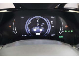 運転中に必要な情報を瞬時に確認しやすいTFT液晶式メーターです。運転支援システム状態や航続可能距離などが常時表示されます。