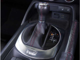 【シフトレバー】シフトもとても操作しやすいデザインになっております。運転する人の事を第一に考えた操作性の高い仕様です。