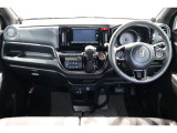 操作性に優れた運転席となります!小物入れや各ボタンの配置にこだわり、使いやすいです!座り心地もよく視認性も良好なのでロングドライブもお任せ下さい!