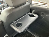 便利な折りたたみ式のテーブル。乳幼児用ドリンクマグ対応ホルダーを軽自動車で初採用。さらにタブレット端末を立てかけやすいよう形状も工夫しています。