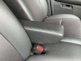 運転席にはアームレストが装備されており快適にお過ごしいただけます。