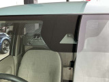 衝突被害軽減システムのカメラ。 前方車両や歩行者を検知、衝突の可能性が高まるとメーター内の警告灯やブザーによりドライバーに回避操作を促します。 向かって左側がドライブレコーダー。