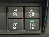 機能制御用のスイッチはステアリング右奥に集約されておりますので、運転の邪魔になりません!
