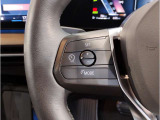 【ハンドル】ドライバーとBMW車の一体感がダイレクトに伝わるステアリングホイール。形状・太さへの拘りに加えて、操作性を高める為にスイッチ類も配置。クイックかつ安定のドライビングを体感下さい!