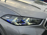 【LEDヘッドライト】先進のLEDテクノロジーを採用。放射される白色光の周波特性は太陽光に近く、バイキセノン・ヘッドライトを上回るコントラストで更に明るく輝きます!