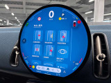 デジタルスピードメーター、航空機のコックピット操作箇所と同じ配色で目が疲れにくいように設計されてます。