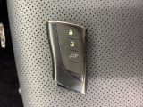 今の時代当たり前のようになってきたスマートキー、ポケットやカバンの中に入れておくだけでドアロックの開閉やエンジンスタートが簡単にできちゃいます。