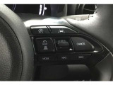 【レーダークルーズコントロール】高速道路等を走行する際、前の車両との距離を一定に保ちながら、セットした速度を維持できる機能