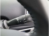 周囲の明るさをセンサーでキャッチして、ヘッドライトを自動的に点けてくれる賢い機能です!