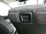 スマートフォンやタブレットの充電ができるように、運転席のシートバックにUSB端子が装備されています