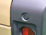 コーナーセンサーを車の前後に装備! 障害物の距離に応じて警告音を変えてお知らせします