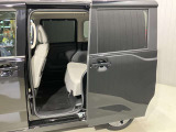 【両側オートスライドドア】子供を乗せたりするのにも隣のお車を気にせずストレスフリー★雨の日などはリモコンキーからドアの開閉ができとても便利な両側オートスライドドア★