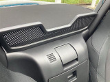運転席と助手席にあるメッシュのプレート、オープン時の風の巻き込みを防ぎます。
