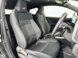 高いホールド性で運転姿勢が安定します。長距離ドライブでも疲れにくいのが魅力です。快適なドライビングライフをお送りください♪