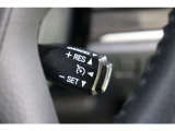 【クルーズコントロール】搭載です。オンにしておけば、高速道路などでアクセルを踏み続けなくてもセットした一定速度を維持してくれます。運転する方の負担を軽減し、疲労軽減に貢献してくれます。