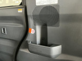 【後席ドリンクホルダー】後席用にも使いやすい位置にドリンクホルダーがございます。みんなが快適な空間でドライブはより楽しいものに♪