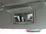 運転席のサンバイザーには、バニティミラーが付いています。ちょっとした身だしなみチェックに便利です♪