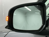 【ドアミラー鏡面】雨天時の視界を確保する親水鏡面や、夜間後続車のヘッドライトの眩しさを軽減するブルー鏡など様々な種類があります。ご希望などあれば、是非ご相談ください。