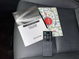 メンテナンスノート、取扱説明書です。 その車の整備記録が事細やかに記録されています。 車が生まれてから今までどのような道を歩んできたのか判るとても重要な物ですよ。