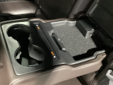 後席に座る方用の為の専用USB端子をセンターアームレスト内に装備しています。これで快適性もアップ!リア用シートヒーターも装備されています!