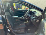 足元広々でロングドライブも疲れにくいシートです(^^)v 運転席・助手席にはシートヒーター付きなので、冬の寒い運転も快適です(^O^)