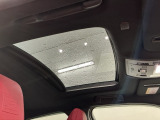 サンルーフが装備されています。外からの光を取り込めるので気持ちがいいですね。