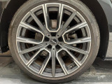 BMWならではの卓越した走りを支えるホイールと足回りです!日本車の走りに慣れている方にもぜひ体感して頂きたいほど、高いレベルでまとまっています!