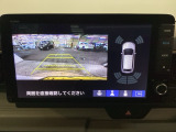 バックギアに入れますとご覧のような画像に自動的に切り替わります。車庫入れ時に役立ちます。