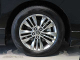 純正のアルミホイール装着車です。タイヤサイズは225/60R18です。